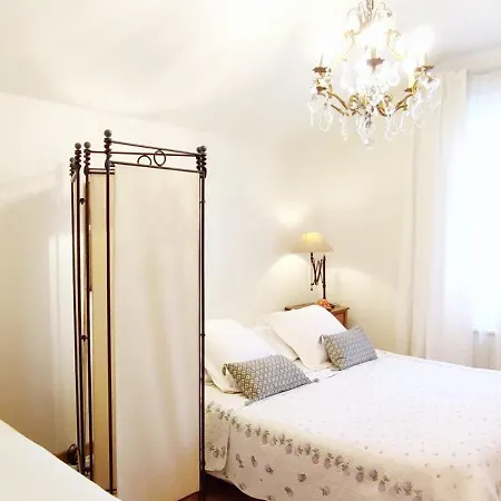 Authentic House Entier 1920's House, For Groups, Metro Line 7 Station Pierre Et Marie Curie, Porte D'ivry Holiday home