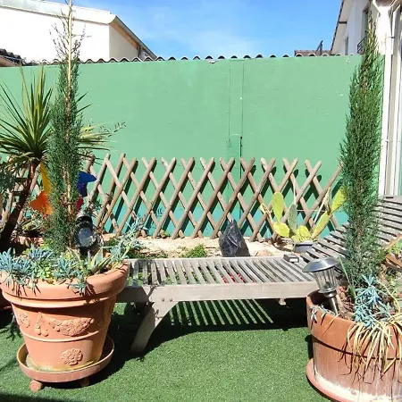 Holiday home Authentic House Entier 1920's House, For Groups, Metro Line 7 Station Pierre Et Marie Curie, Porte D'ivry *